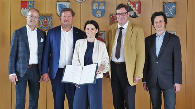 Auf eine gute Partnerschaft (von links): Jörg Theisen (stellv. Ärztlicher Direktor Klinikum Landkreis Erding), Riccardo E. Giunta (Chefarzt Handchirurgie, Plastische Chirurgie und Ästhetische Chirurgie Klinikum der LMU), Sabine Wahl (kommissarische Krankenhausdirektorin Landkreis Erding), Landrat Martin Bayerstorfer und Lorenz Bott-Flügel (Ärztlicher Direktor Klinikum Landkreis Erding). (Foto: Landratsamt Erding)