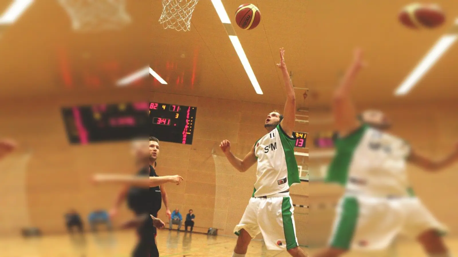 Noch 3:41 - Alex Herrmann, einer der wenigen Neuzugänge, überzeugte auch durch seine starke Verteidigung. (Foto: Helmut Handwerker)