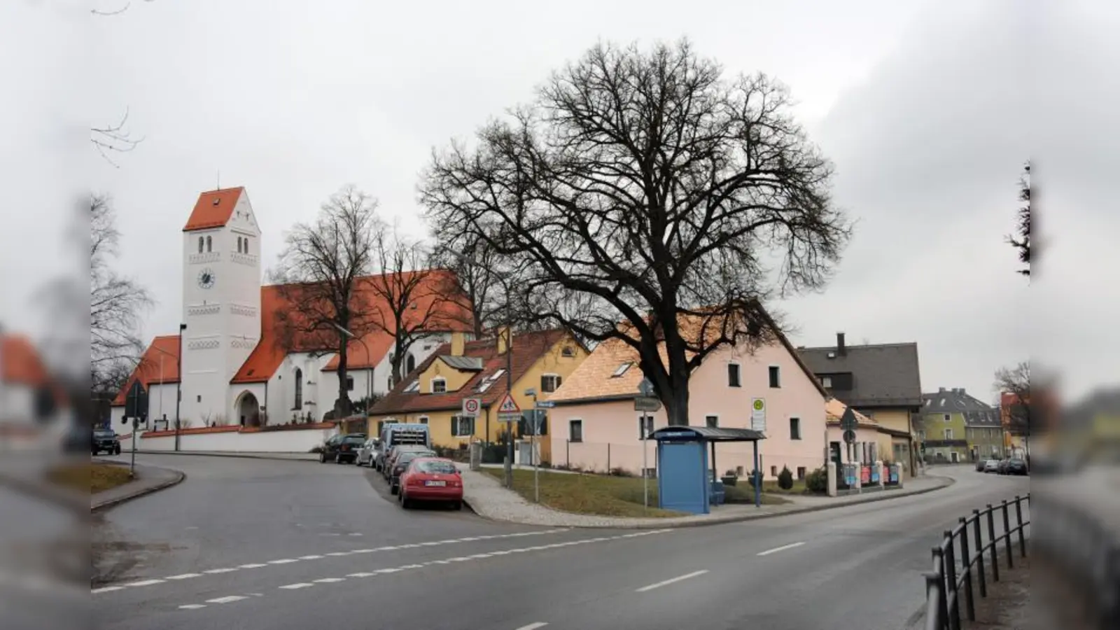 Schmucke, schön restaurierte Häuser und Höfe prägen das Dorfbild Aubings – wenn jedoch bei Um- und Neubauten weiterhin so oft die Vorgaben aus dem Denkmalschutzgesetz nicht eingehalten werden, ist es mit dem Ensemblestatus bald vorbei. (Foto: Eva Schraft)