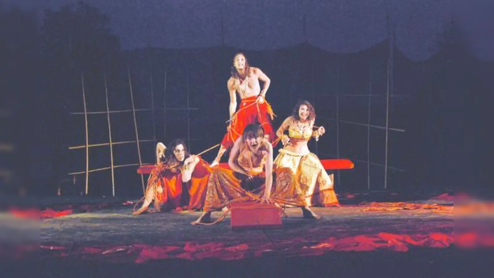 Macbeth (Patrick Gabriel) lässt sich von den Weissagungen der Hexen in die Irre führen.	 (Foto: TAT)