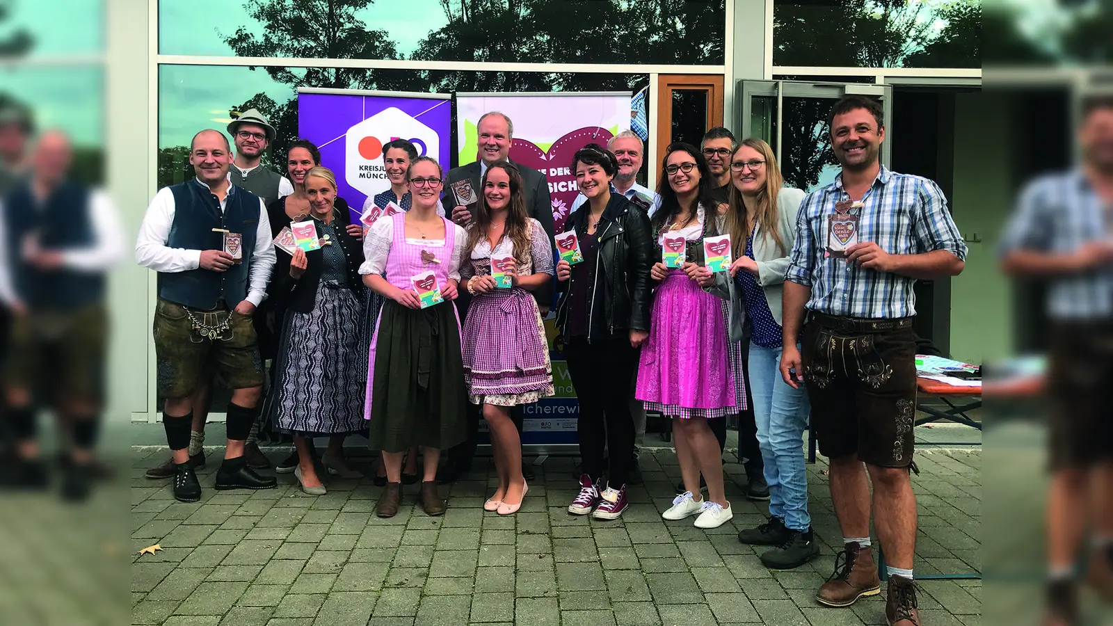 Zum Auftakt der Präventionskampagnen „Sichere Wiesn für Mädchen und Frauen“ und „WiesnGentleman“ besuchte Landrat Christoph Göbel (hinten Mitte) den Pausenhofstand am Gymnasium Kirchheim. (Foto: Kreisjugendring München-Land)