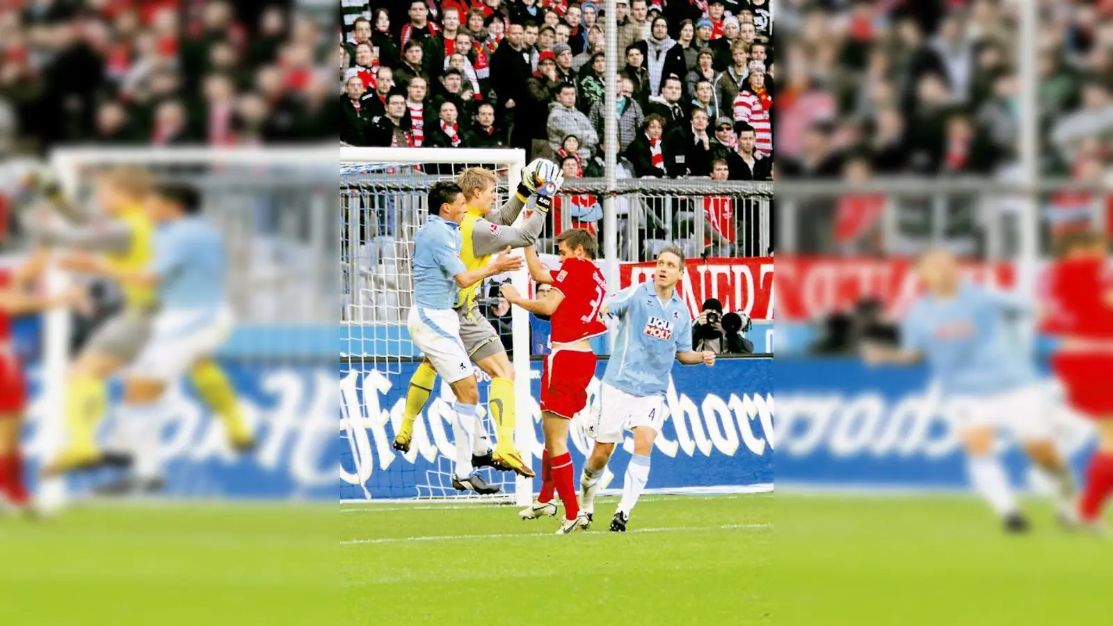 In dieser Szene war Fortuna-Keeper Michael Ratajczak noch Sieger. Kurz danach traf Torben Hoffmann (re.) zum 2:0 für die Löwen.	 (Foto: Anne Wild)