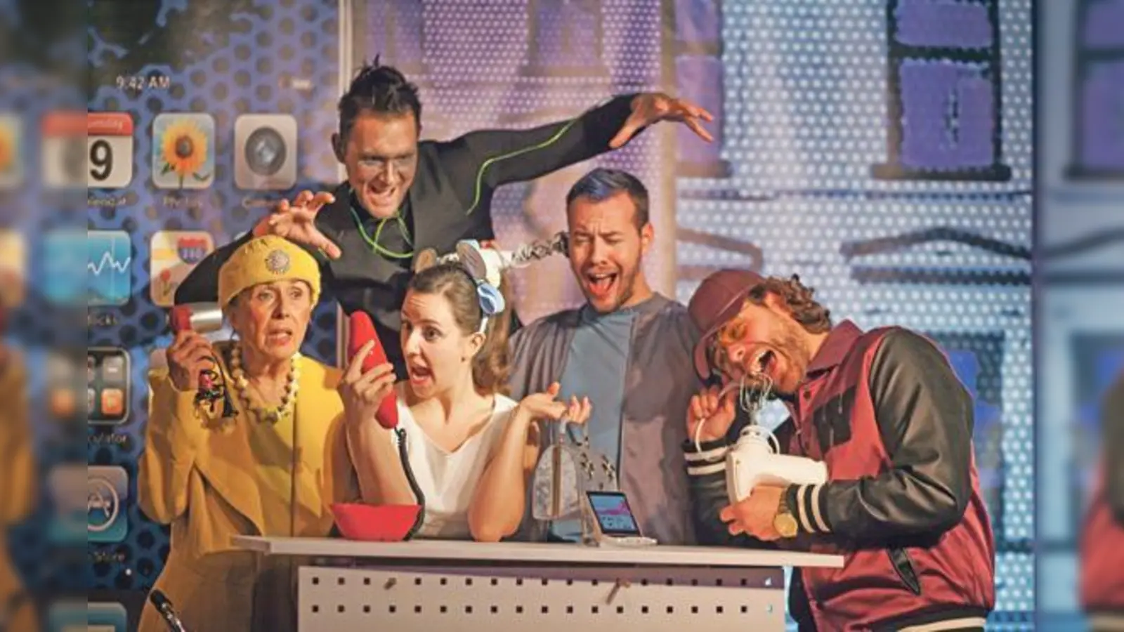 Wer keinen Humor hat, ist hier falsch  auf und vor der Bühne. Frau Eigelb, »Mrs.Alice«, Alice, Mugdan und Herr Trumpf (v. li.) beim Gerätecheck.	 (Foto: Thomas Wild/Julia Fromm)