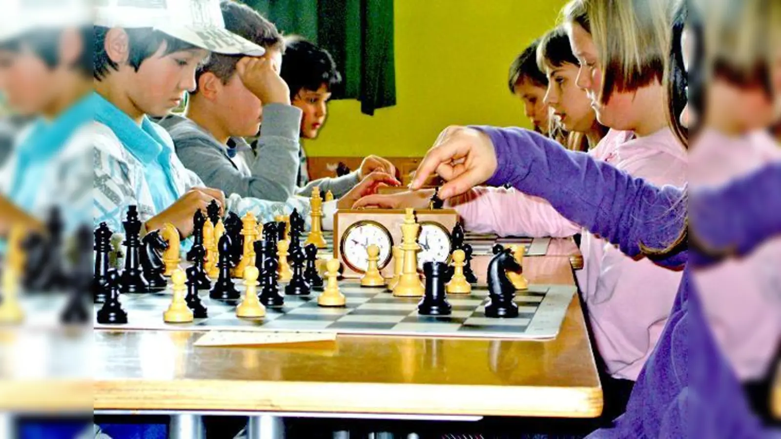 Mit allerhöchster Konzentration widmeten sich die Garchinger Grundschüler in München dem »königlichen« Brettspiel.	 (Foto: VA)