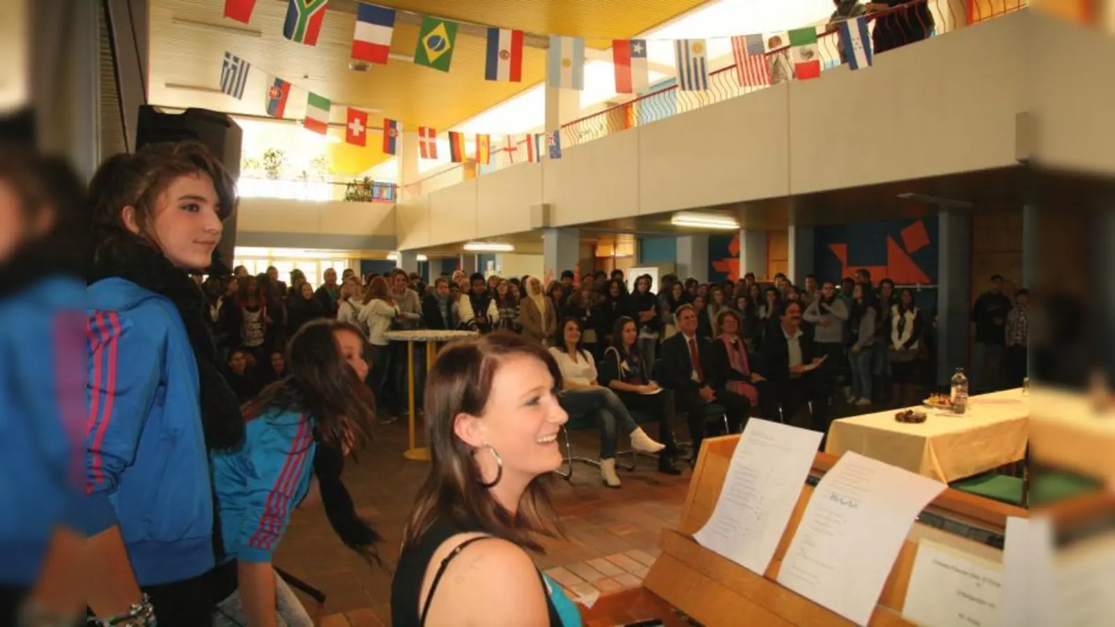 „Danke für den tollen Empfang!“, meinte der begeisterte Telekom-Vertreter Robert Schöttl (erste Reihe Mitte) nach dem Auftritt der Schulband und den vielen Programmeinlagen. (Foto: US)