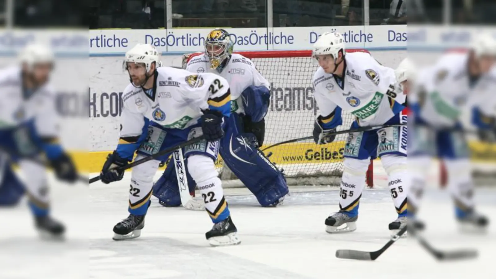 Nur einmal stand die Abwehr des EHC München gegen den SC Riessersee auf verlorenem Posten. Hier bewachen Wycisk und Reid das Tor.	 (Foto: Oliver Rabuser)