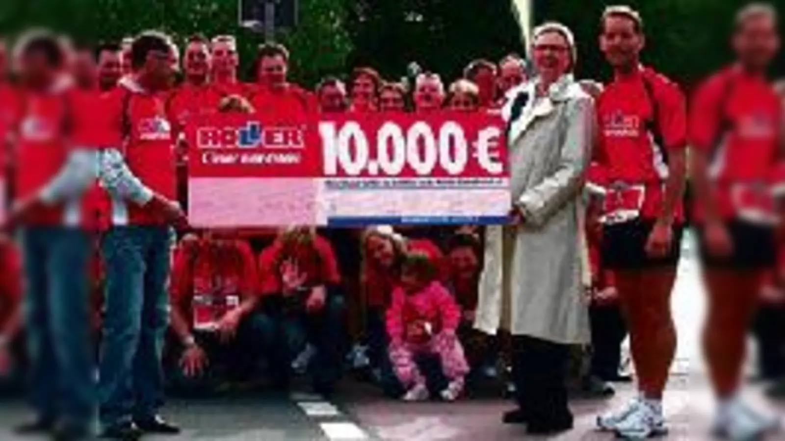 Anne Lütkes, Vorstandsmitglied des Deutschen Kinderhilfswerkes empfängt den Spendenscheck aus den Händen der Roller-Geschäftsführer Dr. Alexander Hirschbold (re.) und René Pflücke (li.).	 (Foto: Roller)