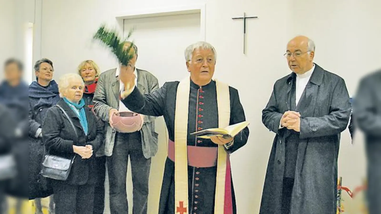 Prälat Josef Obermaier segnete die neuen Räume der Krippe, rechts Pfarrer Herbert Krist.   (Foto: aha)