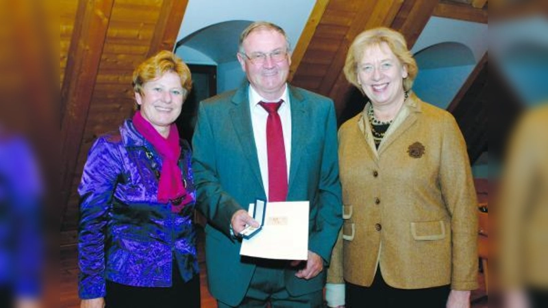 Klaus Wüst wurde von Landrätin Johanna Rumschöttel (r.) das Ehrenzeichen für seine ehrenamtlichen Verdienste überreicht. Bürgermeisterin Annemarie Detsch freute sich mit dem ESC-Präsidenten. (Foto: pi)