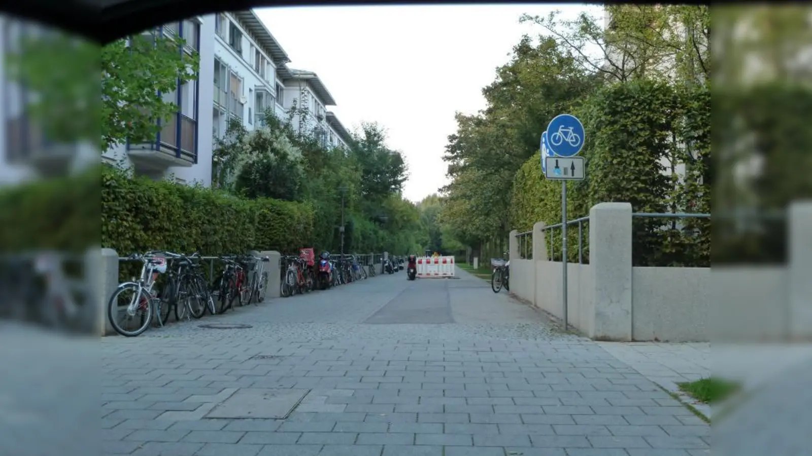 Anwohner fordern Pfosten vor dem Lily-Braun-Weg, damit er nicht mehr von Autos befahren werden kann. (Foto: sb)