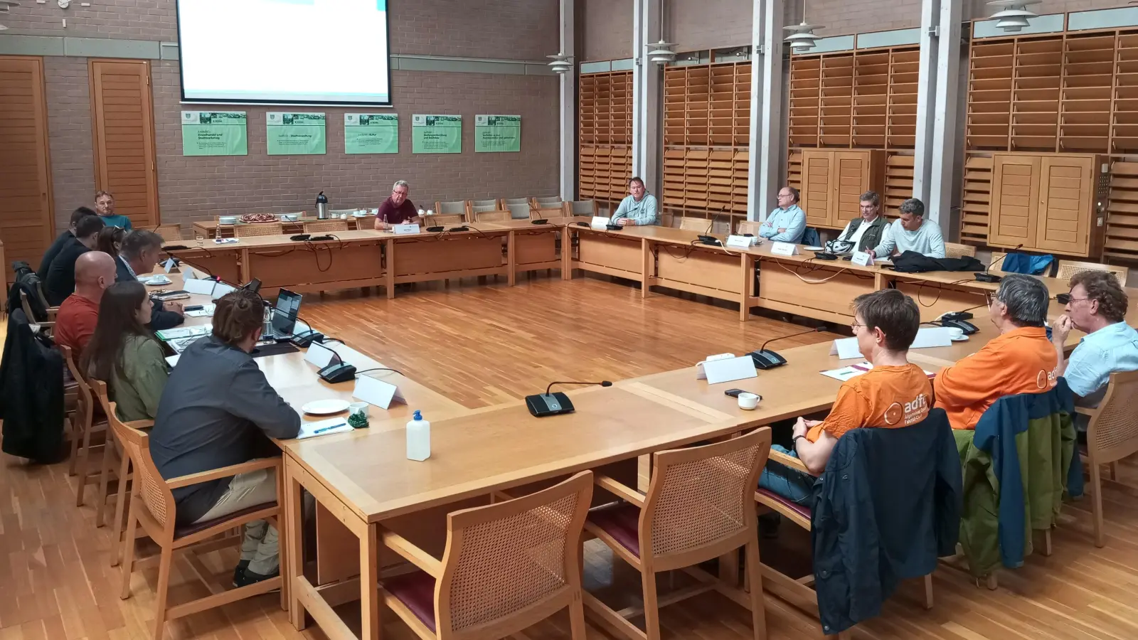 Im Ratssaal fand der theoretische Teil der Prüfung statt. Die Stadt musste zu verschiedenen Themen Stellung nehmen, die von der „Arbeitsgemeinschaft fahrradfreundliche Kommunen” ausgewählt worden waren. (Foto: Stadt Garching)