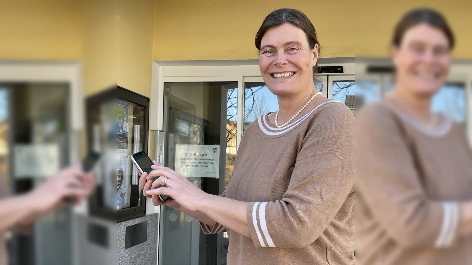 Bürgermeisterin Mindy Konwitschny macht es vor: Abstimmen per democy-App geht ganz schnell und vermittelt ein Stimmungsbild innerhalb der Gemeinde. (Foto: hw)