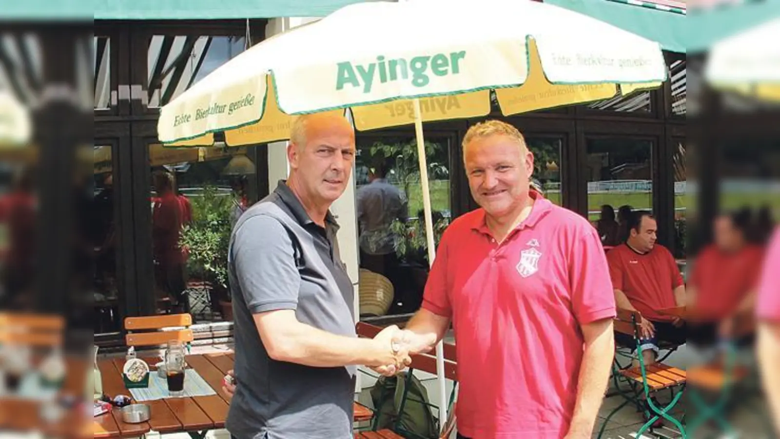 TSV-Fußballchef Reinhard Weidenthaler (re.) ist selbst großer FCB-Fan. Er dankte  Mario Basler für sein Engagement beim TSV-Fest, das großen Anklang bei den großen und kleinen Gästen fand.	 (Foto: RedN)