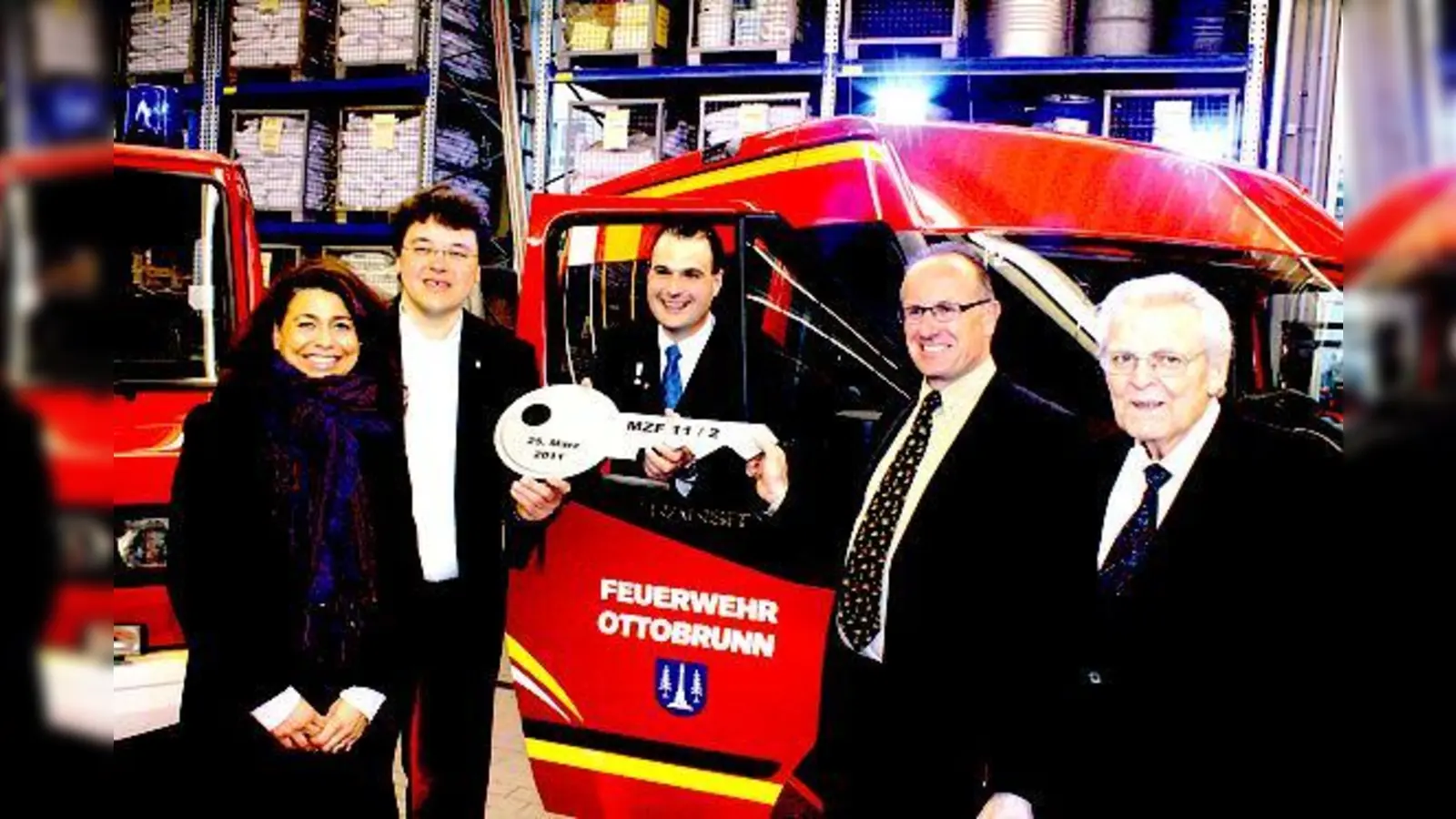 Große Freude über das neue Mehrzweckfahrzeug bei Pfarrerin Cornelia Stadler, Bürgermeister Thomas Loderer, Kommandant Eduard Klas, Vorstand Klaus Ortmeier und dem Ehrenmitglied Pfarrer Anton Zawadke.	 (Foto: Klaus Fischer)