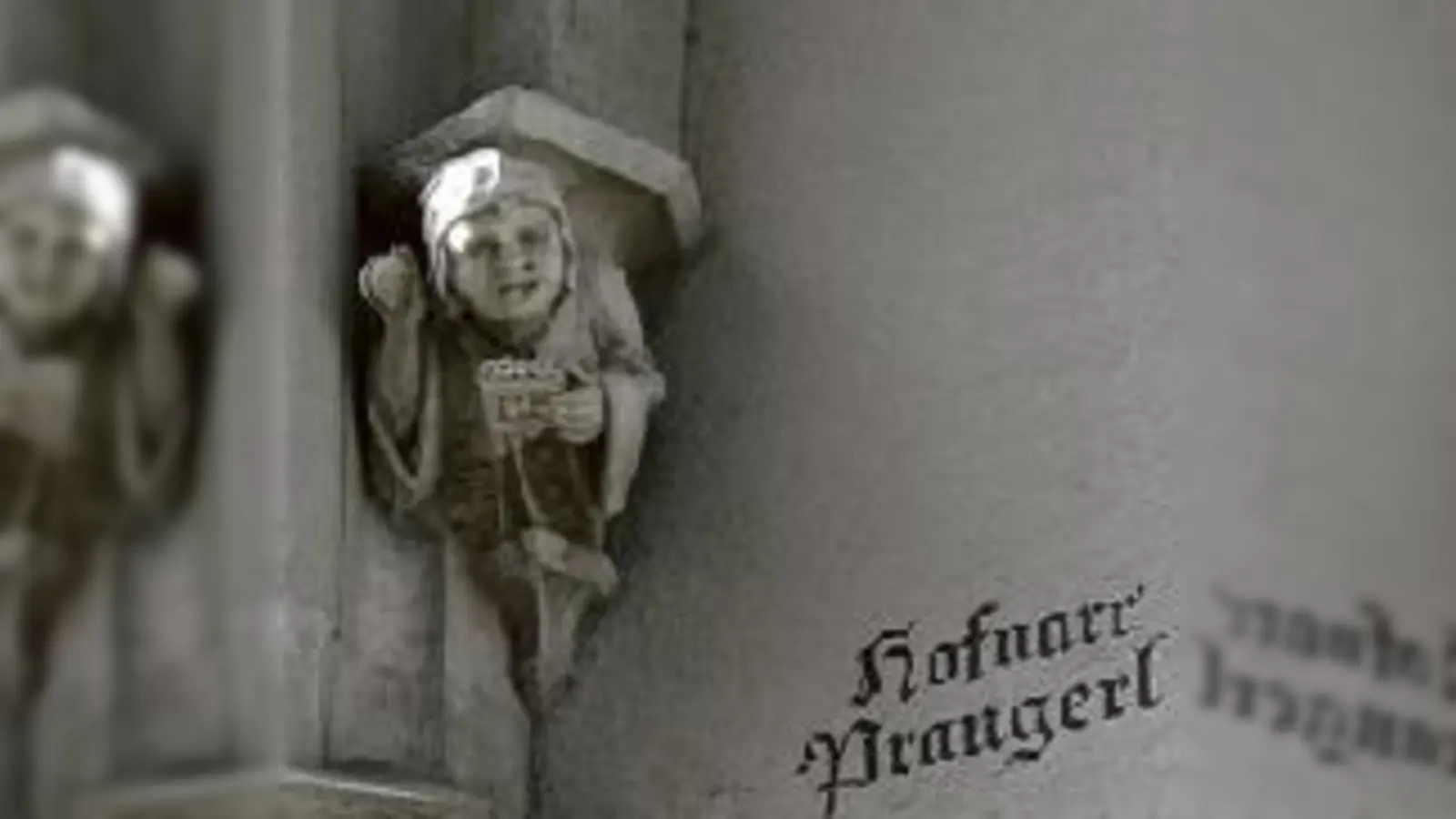 Was hat Hofnarr Prangerl am Karlstor zu suchen? Der Volkshochschul-Rundgang beantwortet (es.Foto: VA)