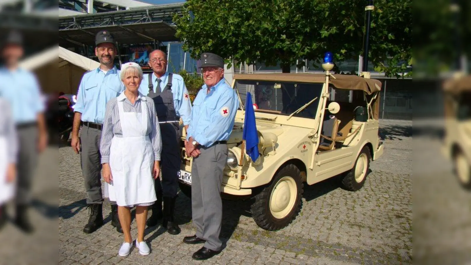 Ein Bild wie aus alten Tagen: Zur Jubiläumsfeier haben sich BRK-Mitglieder ihre alten Uniformen angezogen und Sanitätsoldtimer vorgeführt. (Foto: pst)