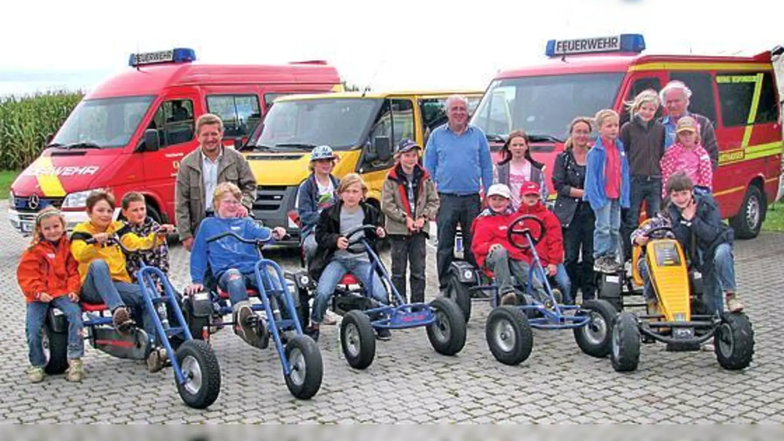 Bürgermeister Korneder (li. hinten) zeigt den Kindern die Harthauser Feuerwehr. 	 (Foto: Privat)