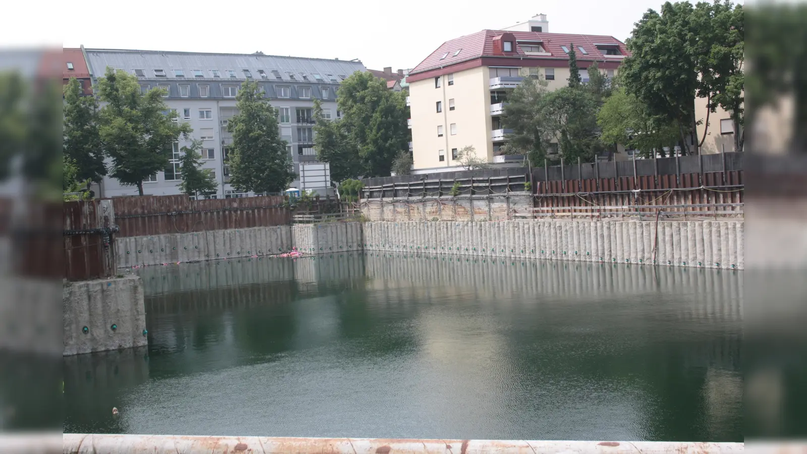 Das Sendlinger Loch: Inmitten einer Stadt, in der händeringend Wohnraum gesucht wird, verwahrlost ein Millionen-Grundstück. Die Anker, die die Betonpfähle stabil halten, haben ihre Nutzungsdauer inzwischen überschritten. (Foto: job)