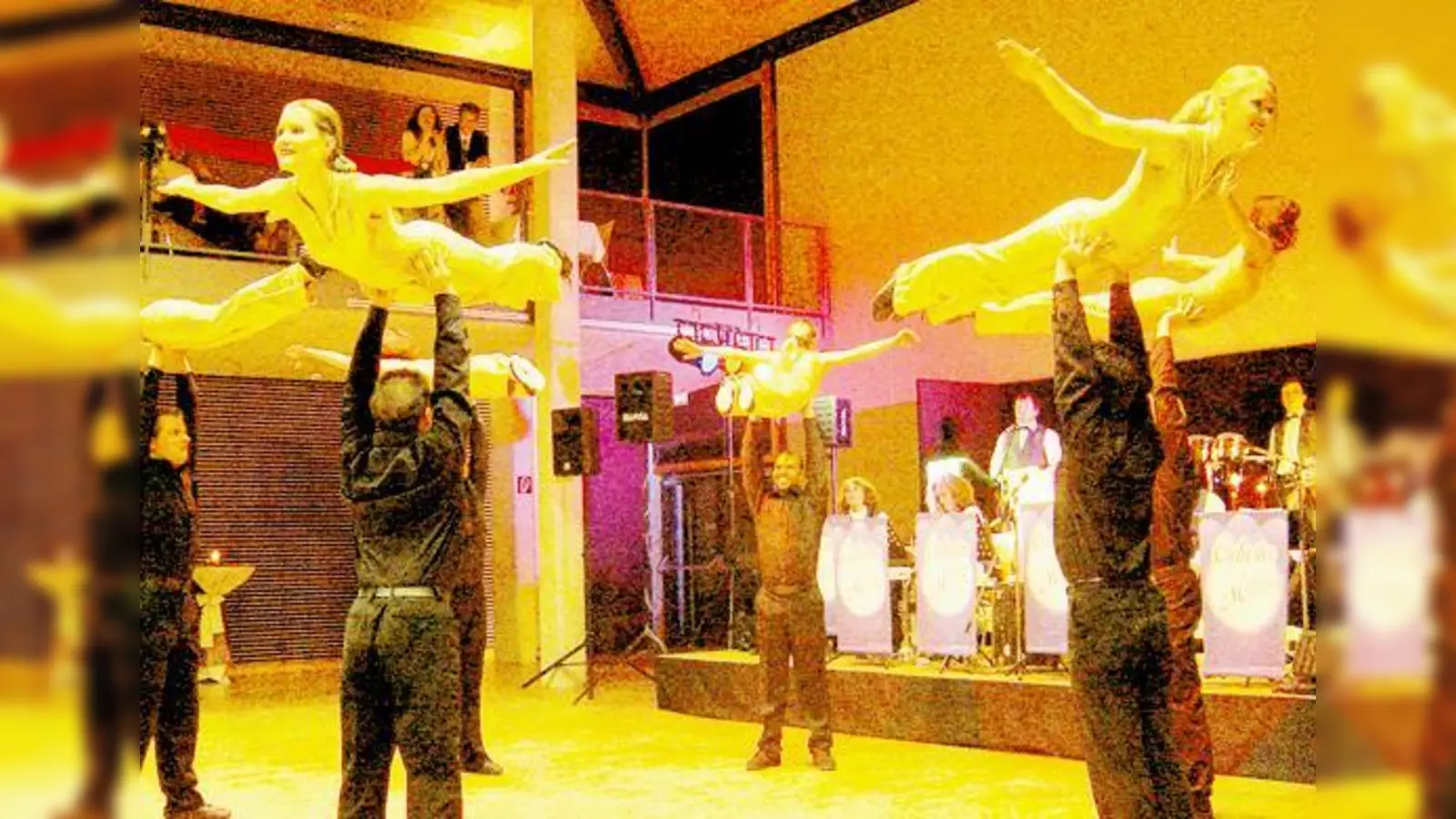 	Auf Show-Acts wie die der Tanzakrobatikgruppe beim ersten Bürgerball kann sich das Publikum auch heuer freuen.  (Bild: Gemeindearchiv)