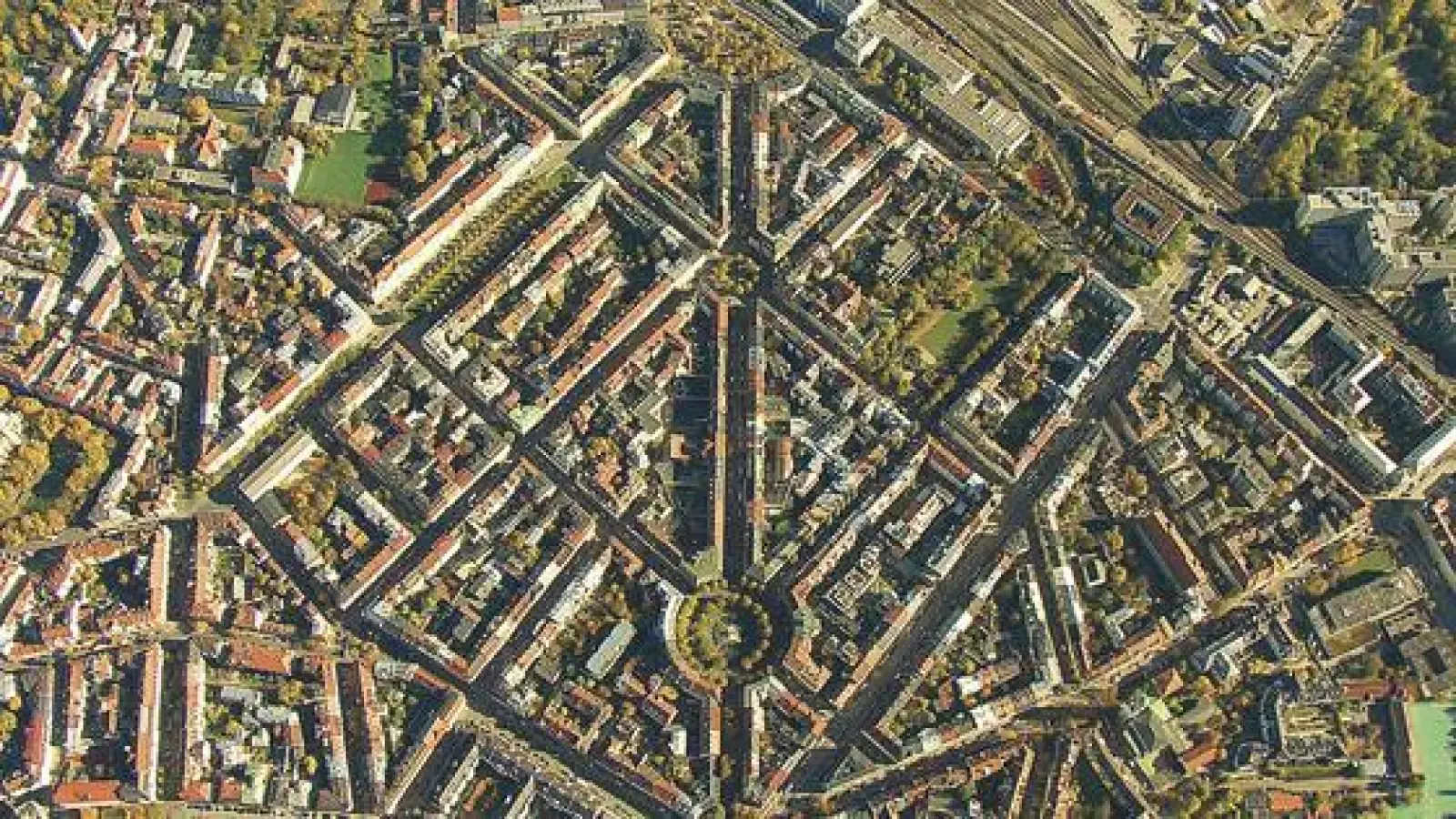 München von oben: die Weißenburger Straße. 	 (Foto: ©colourFIELD (Peter Thompson))