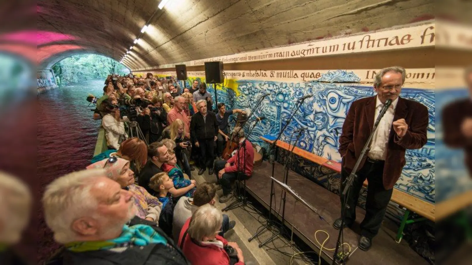Alt-OB Christian Ude gratulierte den Pasingern zum Kunstwerk in ihrer Unterführung. (Foto: F. Nebas)