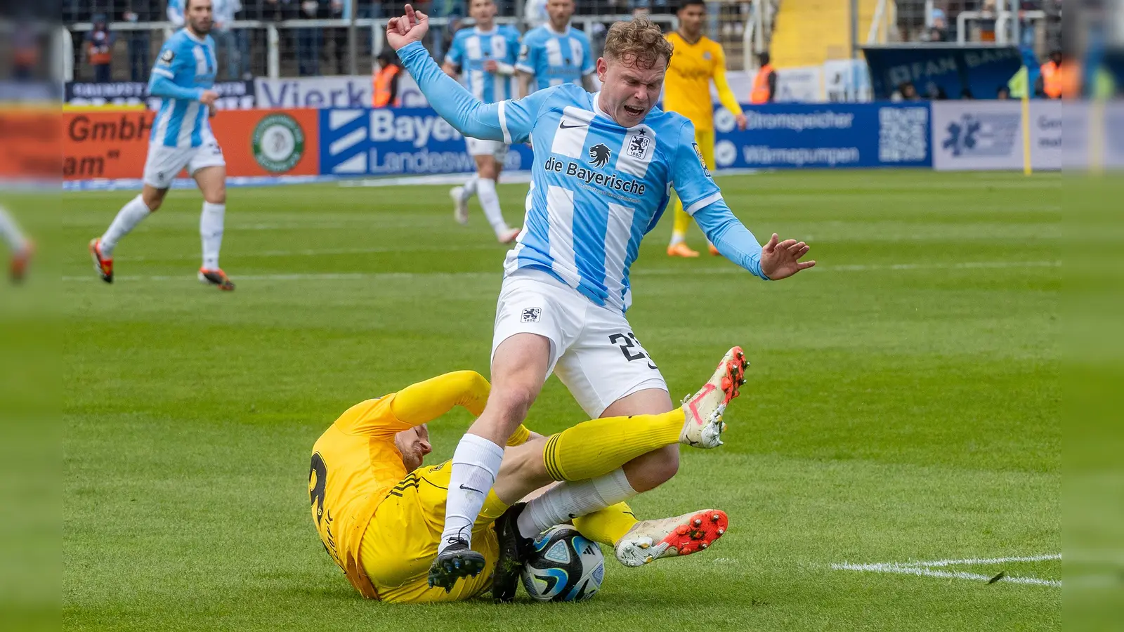 Hartes Foul: Marcel Gaus gegen Kilian Ludewig. (Foto: Anne Wild)