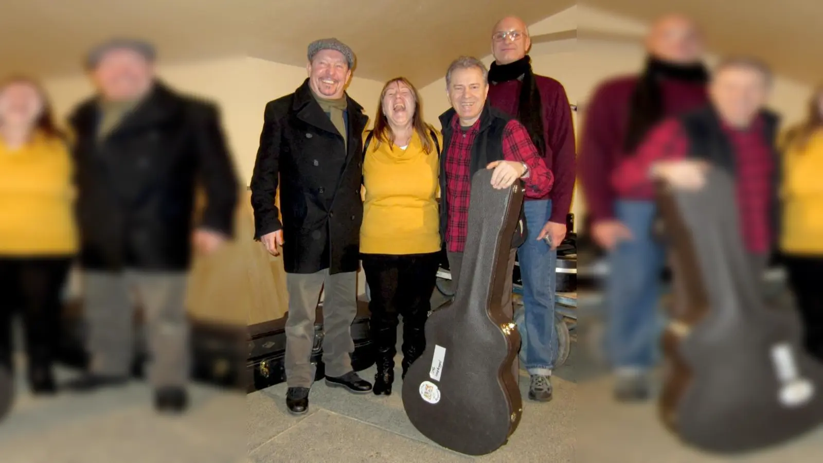 Gute Stimmung beim Treffen von Leserin Lydia Weindl mit Mann Wolfgang und der Spider Murphy Gang. Die heizten danach im Konzert nicht nur unseren Gewinnern ein.  (Fotos: ff)