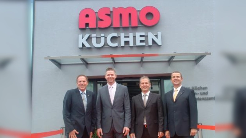 Großer Tag: ASMO-Geschäftsführer Robert Huber, die Unterhachinger Filialleiter Andreas Sebald und Thomas Schütz sowie ASMO-Geschäftsführer Thomas Grant (v..l) freuten sich, das außergewöhnliche neue Zentrum eröffnen zu können. (Foto: bb)