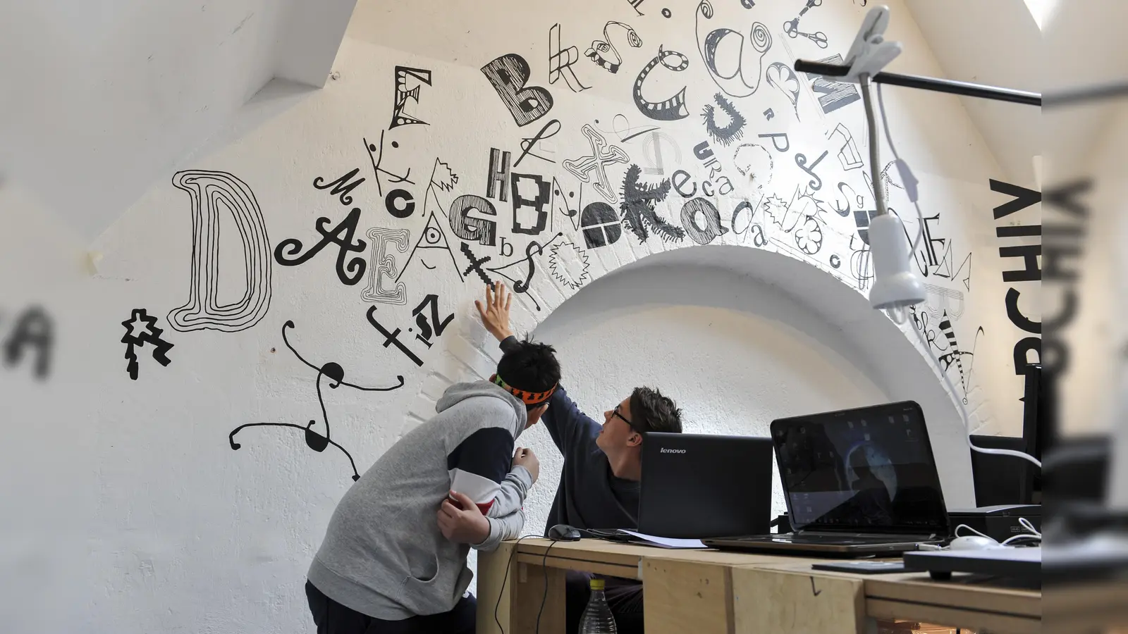 Im Digitalbereich entstehen mit Hilfe eines Lasercutters neue Stempelsätze, aber auch digitale Schriftfonts. (Foto: Tom Reger)