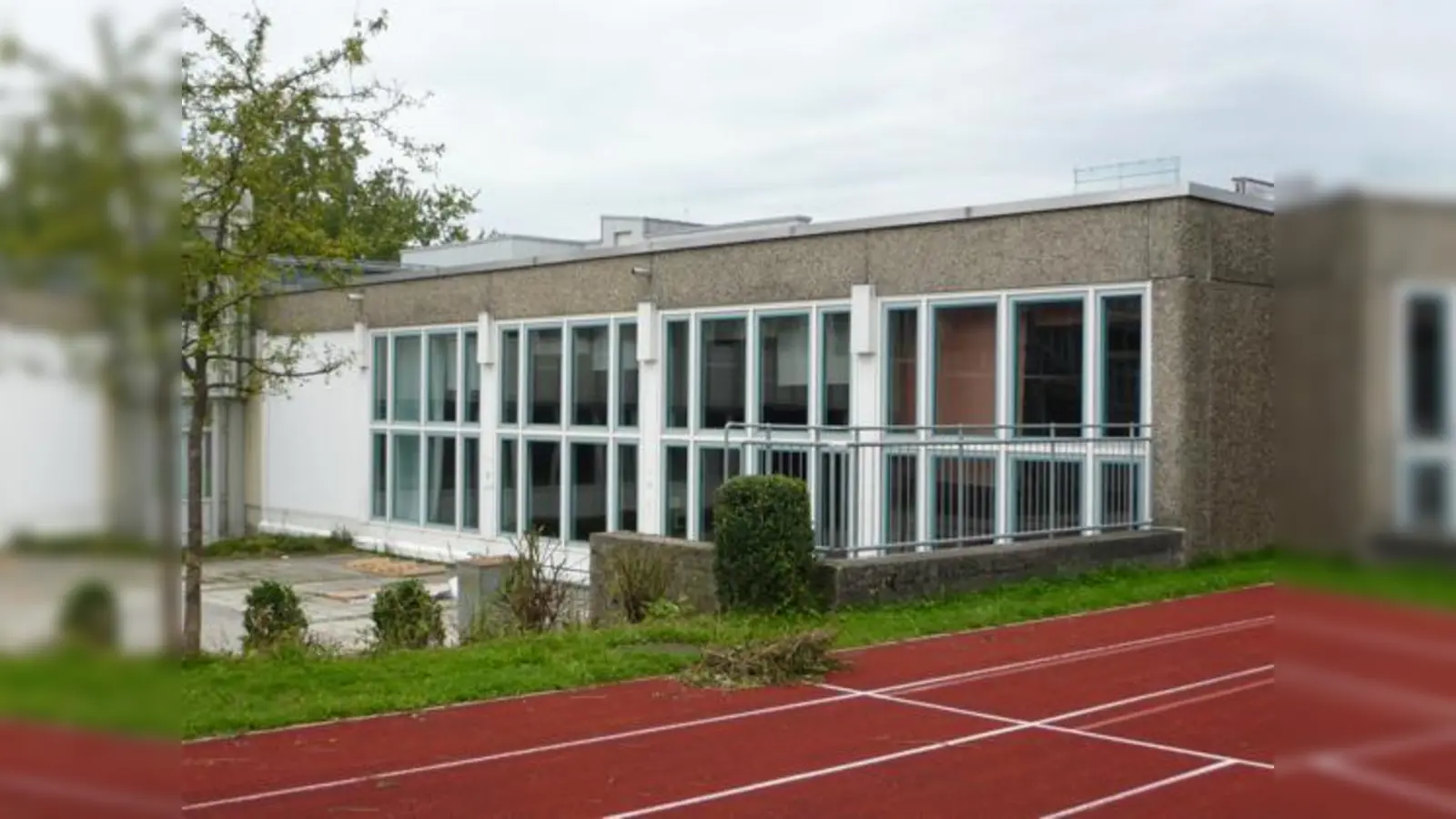 Ruhig und unscheinbar. In wenigen Tage könnte die Turnhalle bei der Ebersberger Realschule  bereits ein Zufluchtsort für Flüchtlinge aus aller Welt sein.	 (Foto: NoSo)