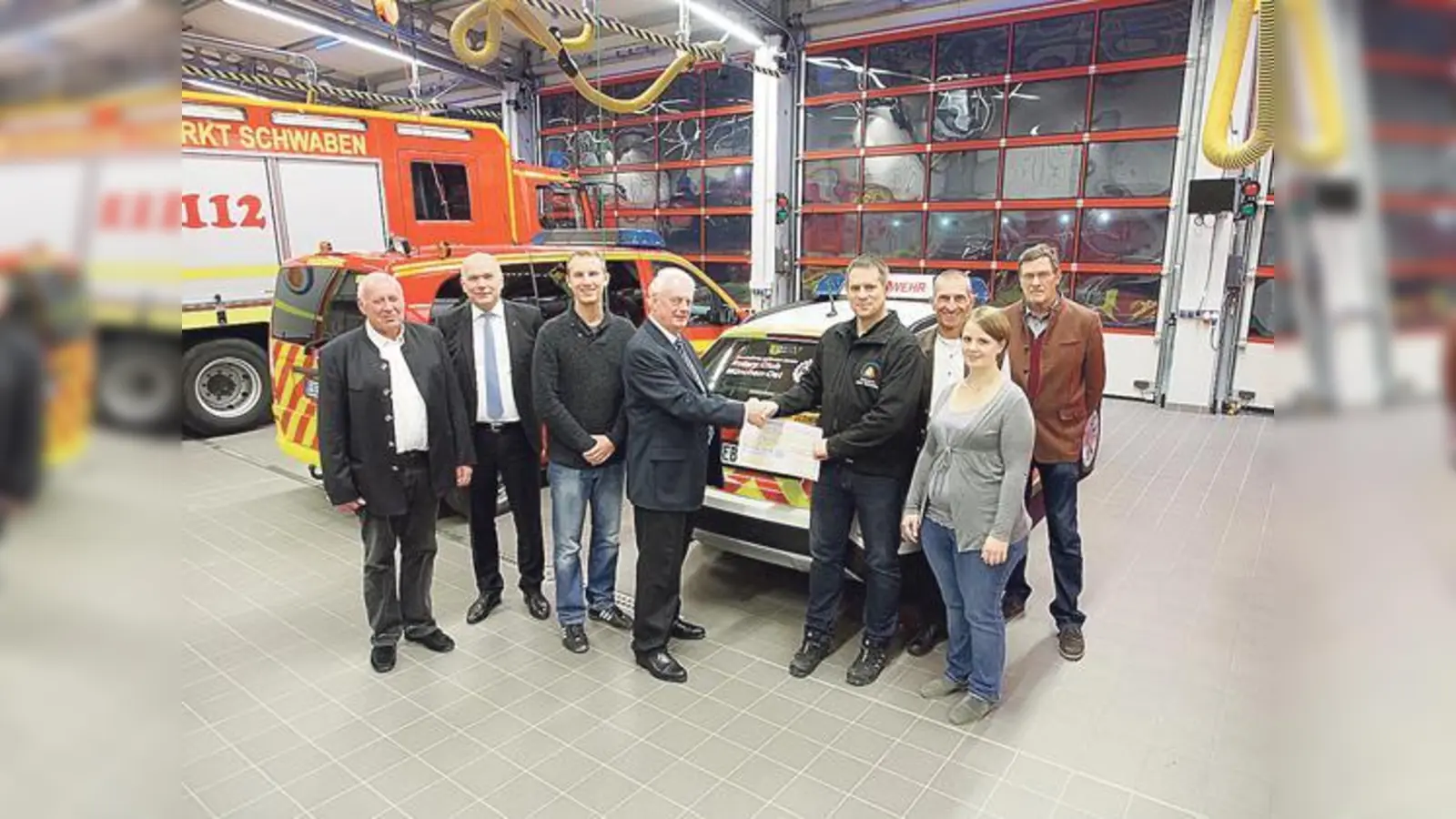 Karsten Sensen (Präsident Rotary Club München-Ost) übergab den Scheck an Christian Hankofer (Vorsitzender First Responder).	 (Foto: Rotary Club München-Ost)