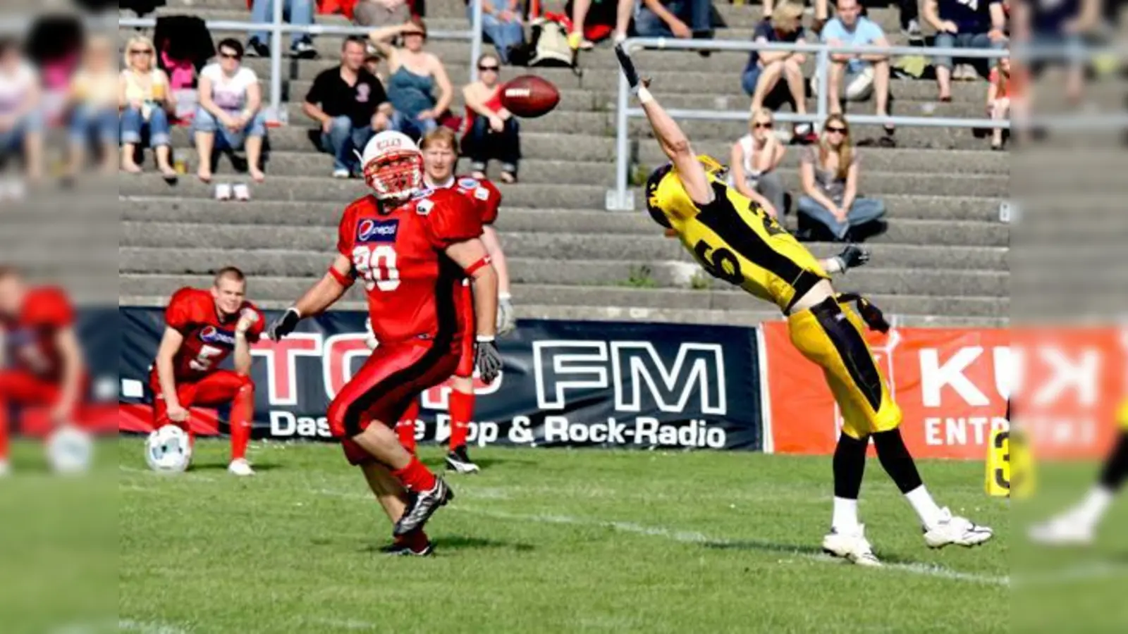Beim Fangen hat Headcoach Phil Hickey noch Defizite in seiner Mannschaft festgestellt. Auch hier greift der gelb gekleidete Cowboy daneben.	 (Foto: Lüdeke)