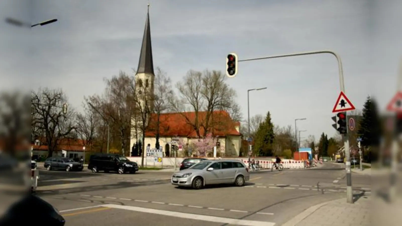 An der Kreuzung der Baumkirchner Straße und der Neumarkter Straße steht man sich seit Beginn der Bauarbeiten »die Beine in den Bauch«, klagt Werner Götz.	 (Foto: js)