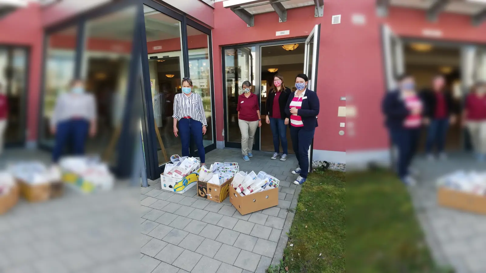 BRK-Gemeindeschwester Martina Vollmuth (links) mit der Heimleitung des Pichlmayr Erding Katja Engl (rechts) und zwei Mitarbeiterinnen bei der Auslieferung der Oster-Tüten für Senioren im Pichlmayr Erding. (Foto: BRK)