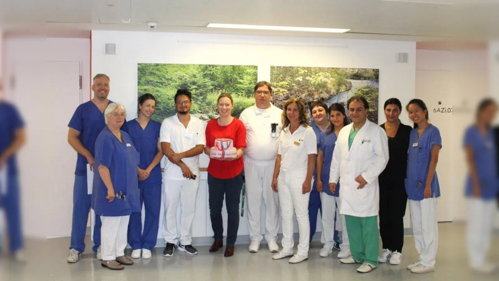 Eine Torte zur Rezertifizierung: Das Team der Gefäßchirurgie um Chefarzt Dr. med. Reza Ghotbi (3.v.r.) freut sich über die kleine Aufmerksamkeit von Geschäftsführerin Sabine Anspach (m.). (Foto: Helios Klinikum München West)