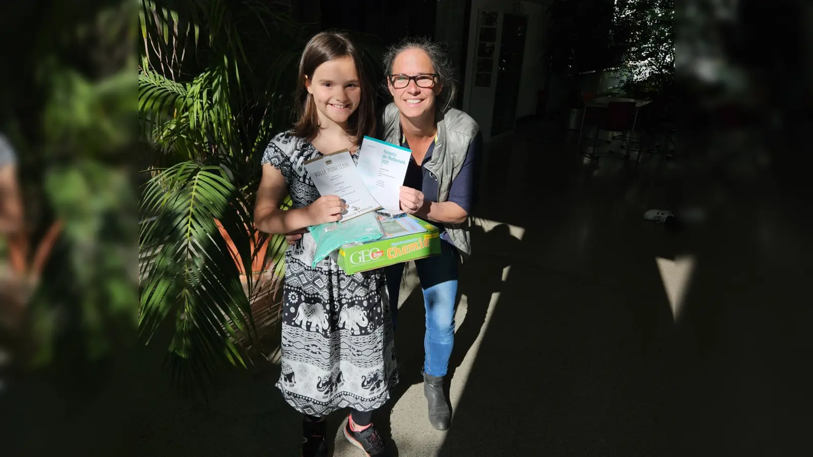 Die erstplatzierte Schülerin einer vierten Klasse mit ihrer Lehrerin. (Foto: Grundschule Regina-Ullmann-Straße)