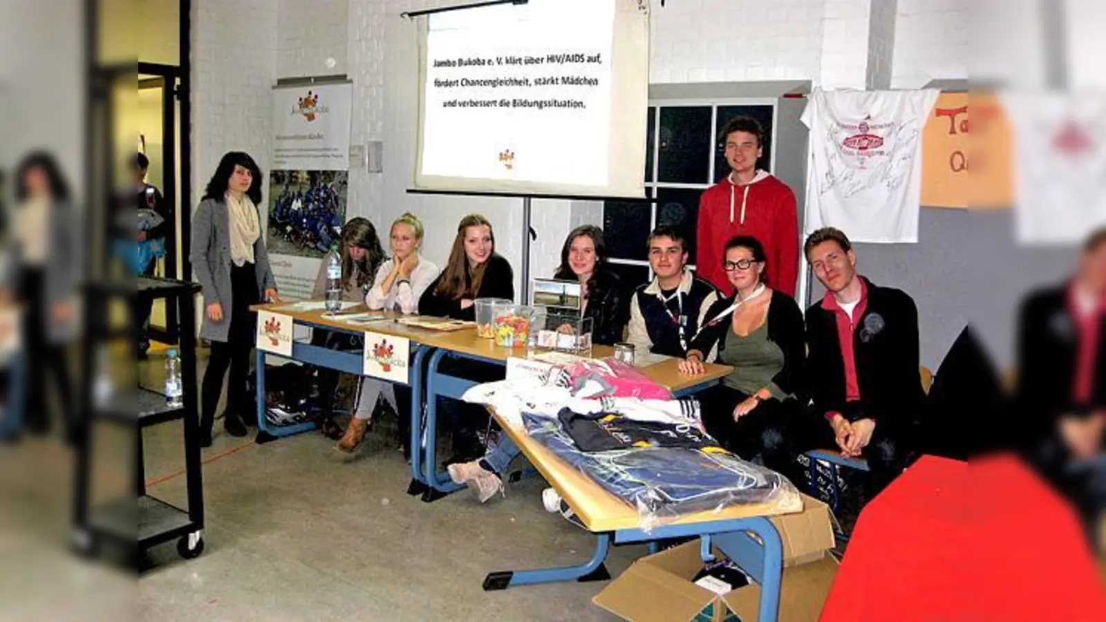 Beim Afrika-Abend haben Schüler des Gisela-Gymnasiums bei einem Schulprojekt 960 Euro für Kinder in Tansania gesammelt. 	 (Foto: Schule)