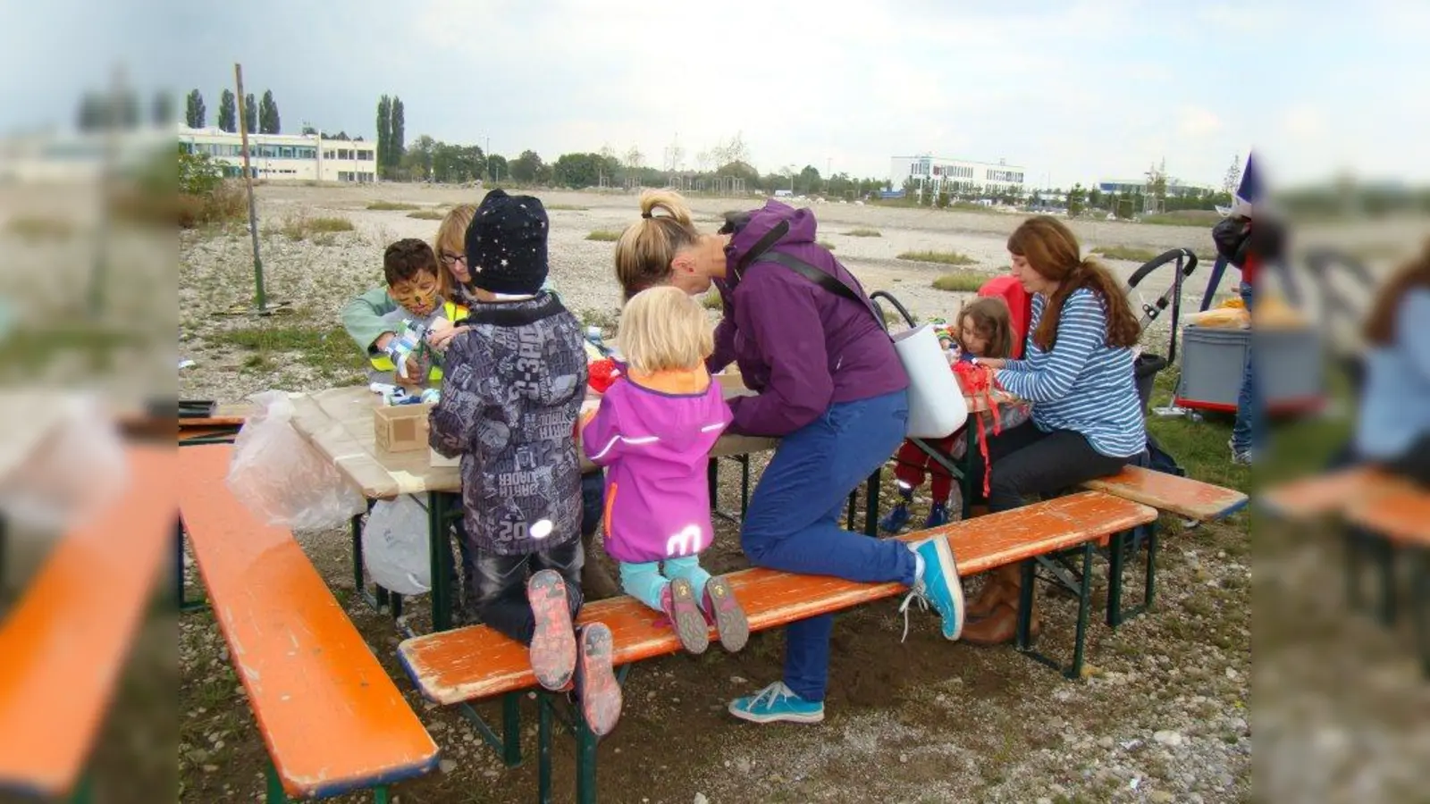 Im tristen Grau der Freihamer Baufelder bildeten die Spielstationen und die Kinder bunte Farbtupfer. (Foto: pst)