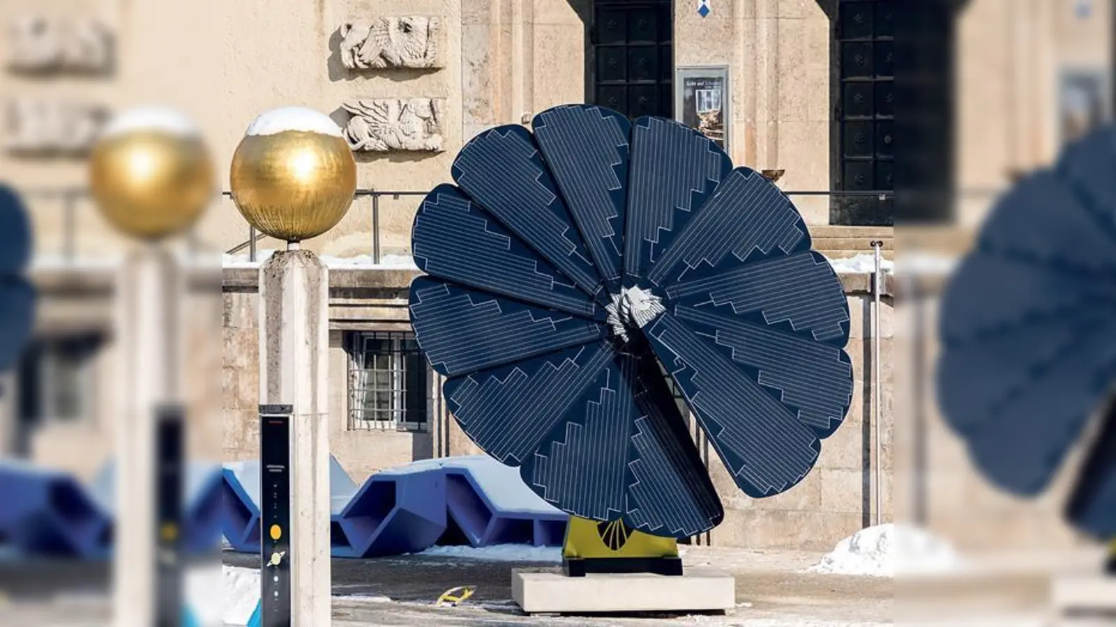 Die Solarblume auf dem Innenhof des Deutschen Museums folgt dem Lauf der Sonne, faltet sich nachts zusammen und produziert rund 4000 kWh Strom pro Jahr  das ist in etwa der Jahresverbrauch eines europäischen Durchschnittshaushalts.	 (Foto: Deutsches Museum)