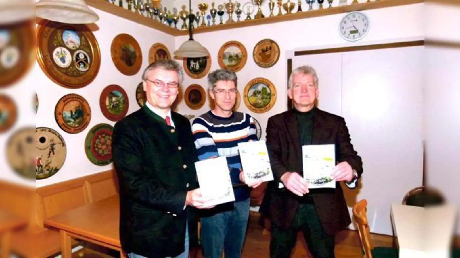 Alle Daten rund um die Feier sind in der Festschrift enthalten (v. l.): Bürgermeister Rainer Schneider, Andreas Weber und Hans Mayer.	 (Foto: bb)