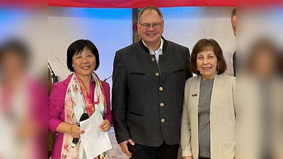 Gemeinsam für ein gelungenes Miteinander der Kulturen: Dr. Wenping Tang, Bürgermeister Wolfgang Panzer und Inci Ahmad (v.l.). (Foto: hw)