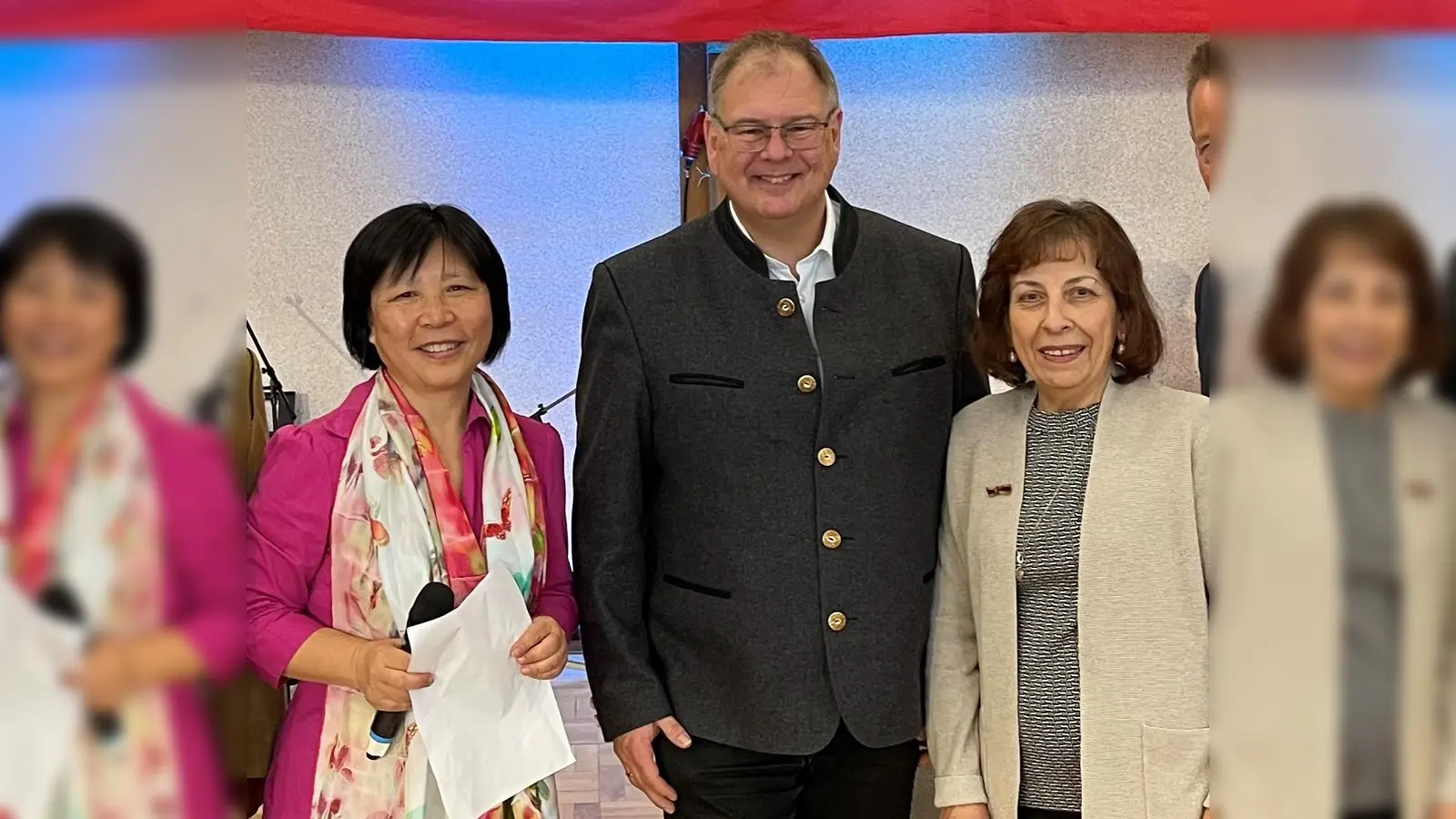 Gemeinsam für ein gelungenes Miteinander der Kulturen: Dr. Wenping Tang, Bürgermeister Wolfgang Panzer und Inci Ahmad (v.l.). (Foto: hw)