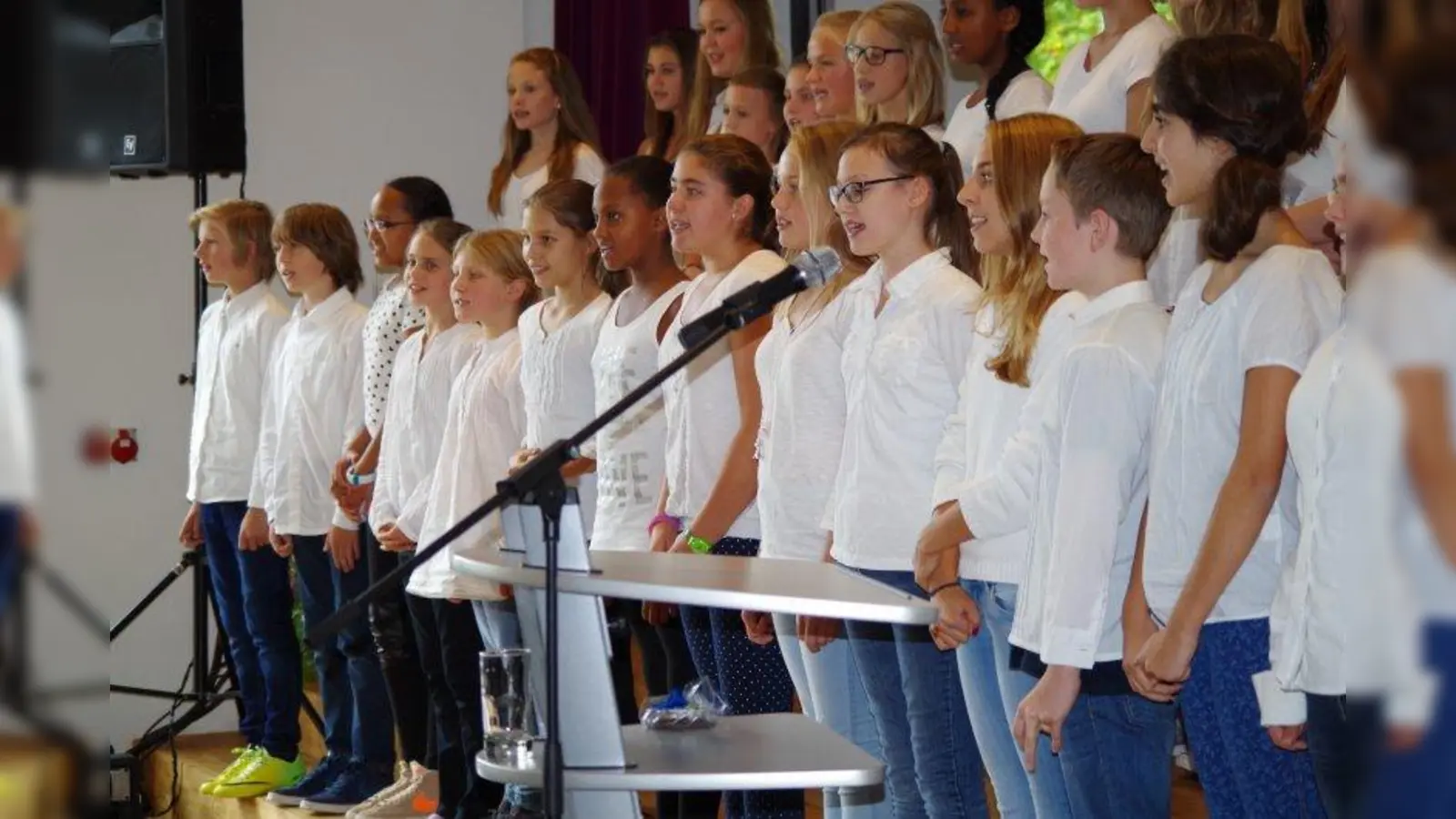 Stimmenstark präsentierte der Chor der evangelischen Lukas-Schule ein Ständchen zum Festakt anlässlich des 25. Jubiläums. (Foto: kö)