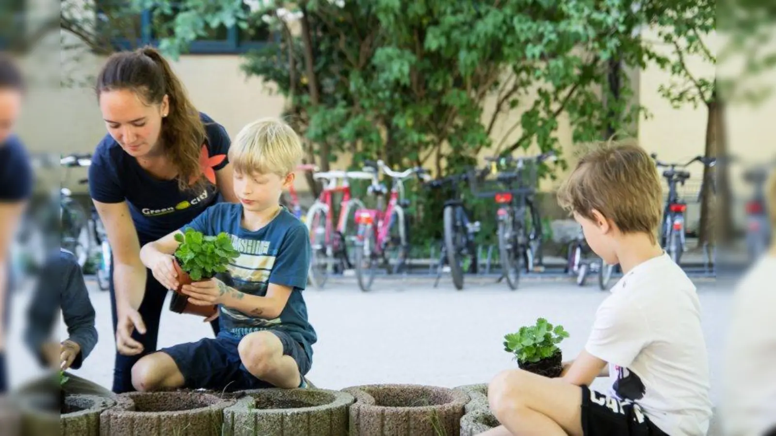 Green City e.V. unterstützte die Kinder der Grundschule an der Tumblingerstraße bei der Pflanzaktion. (Foto: Sebastian Henkes)