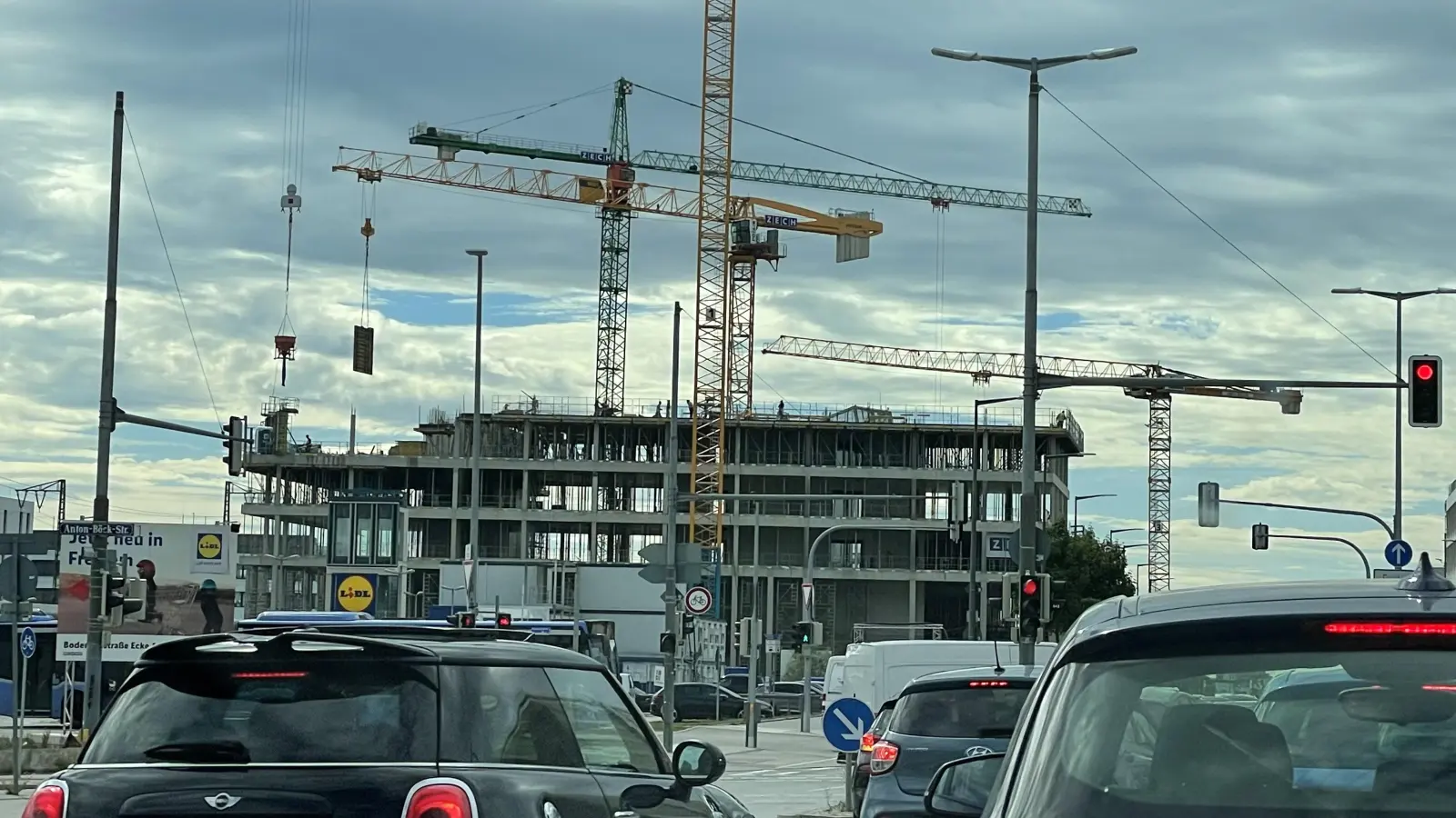 Kräne und Autos - das neue Wohnquartier Freiham wandelt sich von Tag zu Tag.  (Foto: pst)