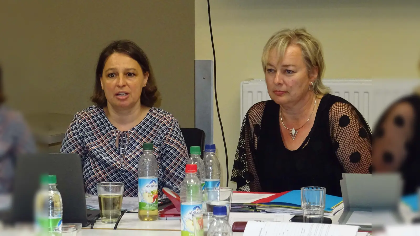 Setzten sich mit Erfolg für Schulsozialarbeit in Ottenhofen ein: Schulleiterin Susanne Techant (links) und Bürgermeisterin Nicole Schley. (Foto: kw)