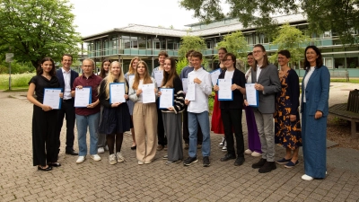 Über ihren hervorragenden Abschluss freuten sich diese Schülerinnen und Schüler mit Landrat Stefan Frey (2.v.l.) sowie Schulamtsleiterin Manuela Hollweg (r.) und Marion Bauer vom Staatlichen Schulamt Starnberg (2.v.r.). (Foto: Landratsamt Starnberg)