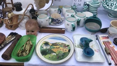 Auf den Hofflohmärkten kann man alte und neue Schätze finden. (Foto: hw)