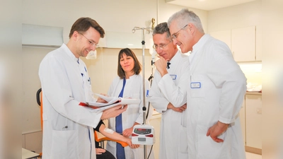 Interdisziplinäres Behandlungsteam im Darmzentrum Ebersberg. Von links: Oberarzt Dr. Daniel Plecity, Bereichsleiterin Ingrid Schwarz, Chefarzt Prof. Thomas Bernatik und Chefarzt Dr. Peter Kreissl. (Foto: Sybille Föll)