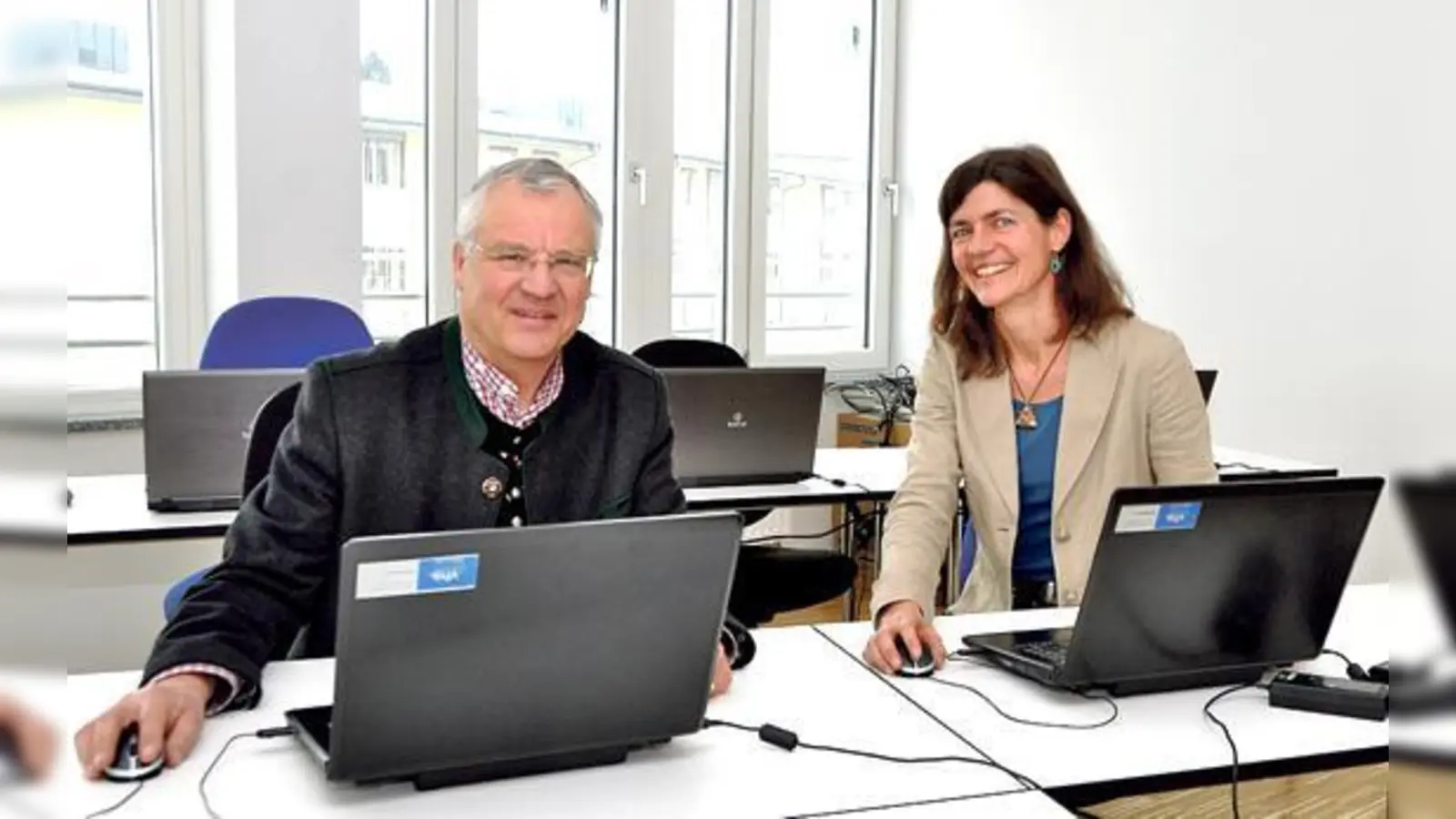 Bürgermeister Walter Brilmayer und VHS-Leiterin Martina Eglauer testen die neuen Laptops im EDV-Raum. 	 (Foto: Sybille Föll)